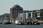 011_25816 | Schlepperhafen in Hamburg Neumhlen; im Hintergrund das ehemalige Khlhaus, das zu einer Seniorenresidenz, das Augustinum umgebaut wurde.