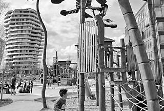 9147 Kinderspielplatz Grasbrookpark in der Hamburger Hafencity. - Schwarz Weis Aufnahme