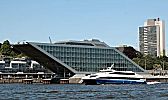 011_25803 | Elb-Architektur - Dockland bei Hamburg Neumhlen, Architektenbro Bothe, Richter, Teherani; die moderne Katamaran - Fhre fhrt auf der Elbe Richtung Stade.