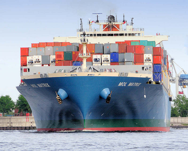 7646 Containerfrachter MOL MATRIX auf der Elbe - das Frachtschiff hat eine Tragfhigkeit von 79312 t und kann 6724 TEU Container transportieren. 