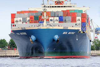 7646 Containerfrachter MOL MATRIX auf der Elbe - das Frachtschiff hat eine Tragfähigkeit von 79312 t und kann 6724 TEU Container transportieren.