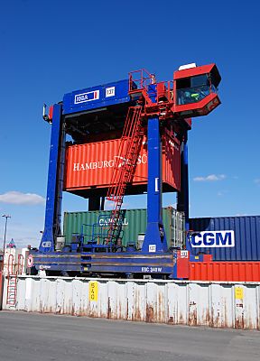 011_25918 |  der Fahrer vom Portalhubstapelwagen von seiner Kanzel freien Blick ber das Containerlager. 