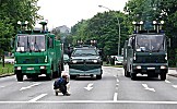 011_25937 | Fahrzeuge der Polizei haben am Millerntor in Hamburg St. Pauli Aufstellung genommen; ein Fotograf sitzt auf der Strasse und schiesst sein Bild.