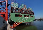 011_25944 | mit drei dicken Seilen ist das Heck des Containerfrachter an eisernen Pollern am Hafenkai fest gemacht.