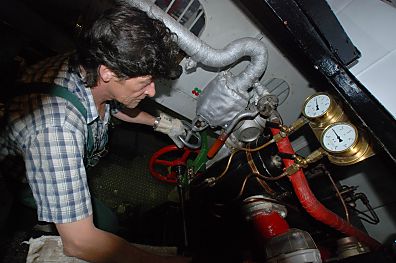 011_25950 | der Maschinist der St. Georg prft den Druck der 2 Zylinder Dampfmaschine im Maschinenraum des " Museumsschiffs ".
