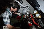 011_25950 | der Maschinist der St. Georg prft den Druck der 2 Zylinder Dampfmaschine im Maschinenraum des " Museumsschiffs "