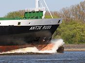 87-6814 |  Das Container Feeder Schiff ANTJE RUSS in voller Fahrt auf der Elbe, Gischt am Wulstbug des Frachters. Der Feeder  hat eine Lnge von 118m und kann 650 TEU Container transportieren. www.fotograf-hamburg.de