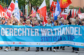 8005 In Hamburg demonstrierten am 17.09.16 zwischen 30.000 und 65.000 Menschen gegen die geplanten Freihandelsabkommen TTIP und CETA. Mehr als 30 Organisationen aus Norddeutschland hatten zu den Protesten aufgerufen.