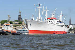 0196 Das Hamburger Museumsschiff Cap San Diego wird mit Schlepperhilfe in die Fahrtrinne der Elbe vor den Landungsbrücken geschleppt.
