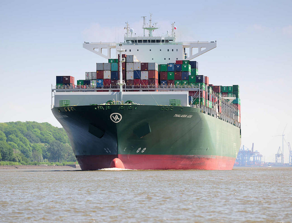 8865 Das 368 m lange Containerschiff Thalassa Axia luft aus dem Hamburger Hafen aus; der Containerfrachter wurde 2014 gebaut und kann 13 808 TEU Standardcontainer transportieren.