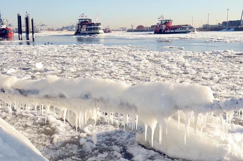 Bilder der Jahreszeiten in Hamburg  Winter auf der Elbe, Treibeis / Eiszapfen..  111_5688 |Ein Schiffstau ist am Anleger Oevelgnne mit dicken Eis und Eiszapfen bedeckt. In der Hamburger Wintersonne fahren Elbfhren durch das Treibeis Richtung Finkenwerder. Im Hintergrund ist die Mndung des Khlbrandfleets / Sderelbe in die Elbe zu erkennen. www.fotograf-hamburg.de