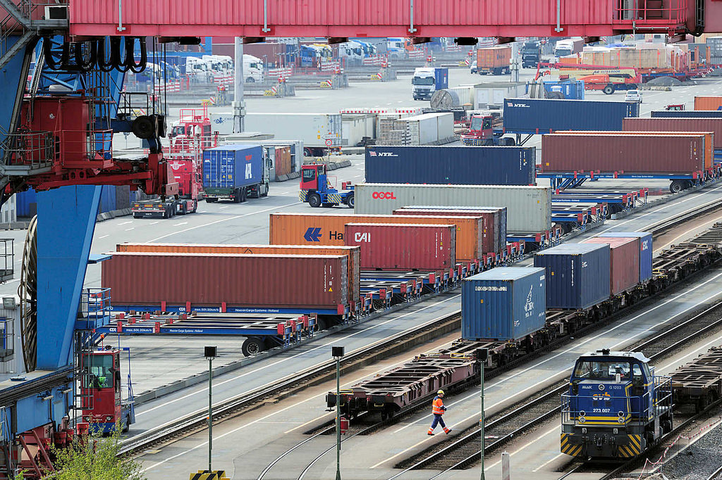 8190 Containerbahnhof / Containerterminal Altenwerder - Hamburger Hafen; Container mit Sattelauflieger - Gterzug mit Containerwagen.