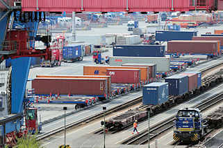 8190 Containerbahnhof / Containerterminal Altenwerder - Hamburger Hafen; Container mit Sattelauflieger - Güterzug mit Containerwagen. 