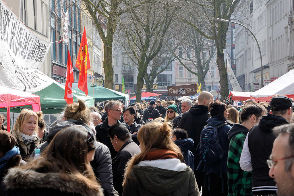 4306 Strassenfest auf der Bartelsstrasse im Hamburger Stadtteil Sternschanze - die Anwohner protestieren mit einem Schanzenfrhjahrsfest gegen die Gentrifizierung ihres Stadtteils.