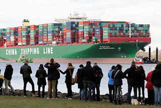 7769 Schaulustige am Elbufer in Grünendeich blicken zum havarierten Containerfrachter CSCL Indian Ocean. 