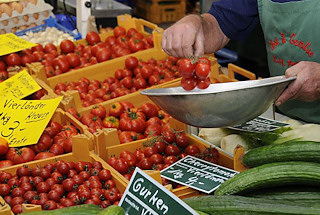 11_21542 Gemüsestand auf dem Bergedorfer Wochenmarkt - frisches Vierländer Gemüse liegt in Kisten auf dem Verkaufsstand. Im Vordergrund Vierländer Gurken, dahinter die leuchtend roten Vierländer Tomaten.