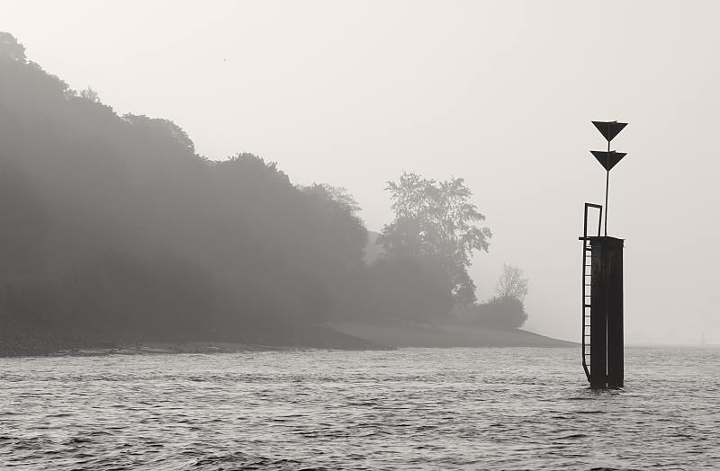 Hamburg am Morgen - Morgennebel am Elbufer - Seezeichen. 126_3912 | Morgennebel liegt ber dem Elbufer Hhe Hamburg Othmarschen - rechts ein Schifffahrtszeichen, das eine Gefahrenstelle kennzeichnet.