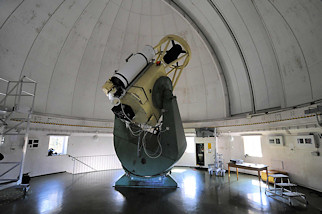 5594 Teleskop der Hamburger Sternwarte in Bergedorf. Die Hamburger Sternwarte in Bergedorf ist eine von der Universität Hamburg betriebene historische Forschungssternwarte. Sie befindet sich seit 1909 auf dem Gojenberg in Hamburg Bergedorf und steht seit 1996 unter Denkmalschutz.