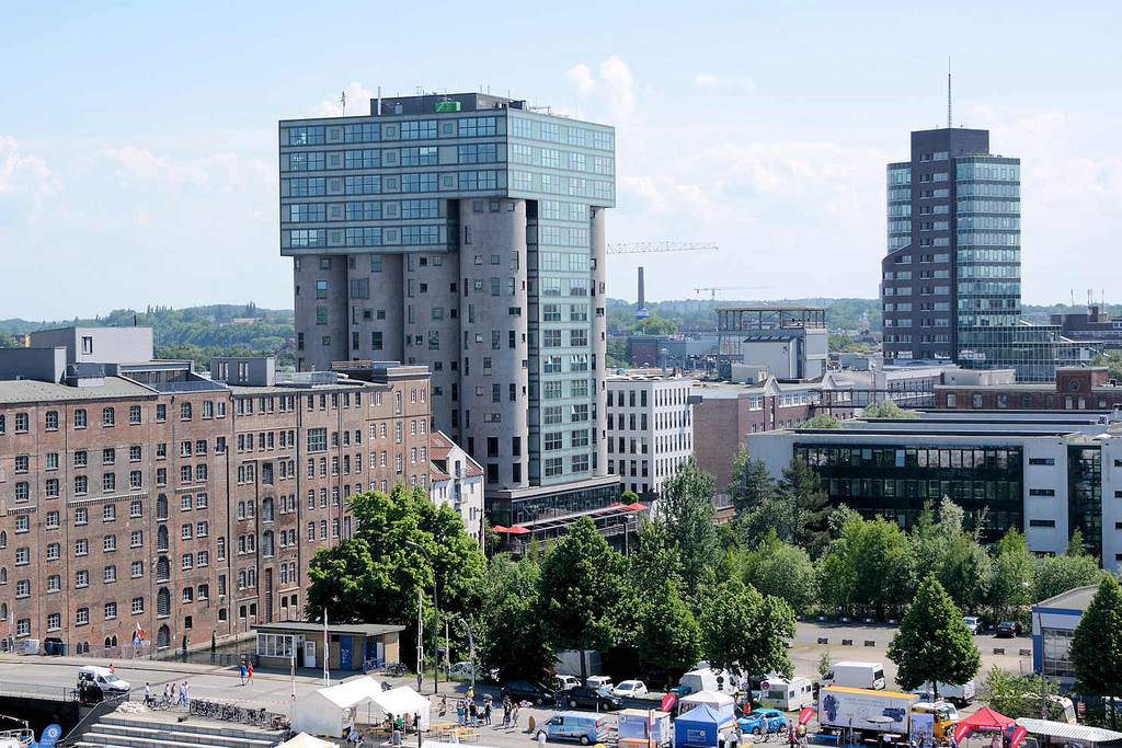 5007 Blick über den Kanalplatz im Binnenhafen von Hamburg Harburg zu den Gebäuden am Westlichen Bahnhofskanal.