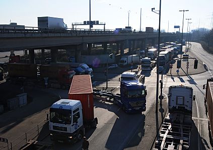 011_25601 |  Stau an der Zollstation Freihafen Hamburg Waltershof; Lastwagen mit Containern und anderer Ladung kommen von der Khlbrandbrcke oder fahren Richtung Containerterminal Burchardkai / Eurokai.