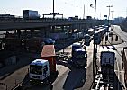 011_25601 |  Stau an der Zollstation Freihafen Hamburg Waltershof; Lastwagen mit Containern und anderer Ladung kommen von der Khlbrandbrcke oder fahren Richtung Containerterminal Burchardkai / Eurokai.