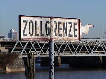 011_25603| Hinweisschild auf die Zollgrenze - eine Hand mit ausgestrecktem Finger weist die Richtung der Grenze.