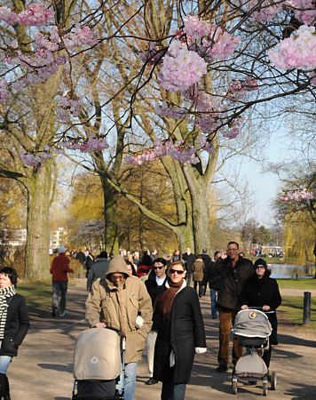 011_25607 | Die Hamburger und Hamburgerinnen geniessen die Sonne am Ostersonntag; auf dem Spazierweg am Alster- ufer  machen sie ihren Osterspaziergang mit Kinderwagen.