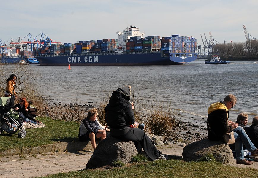 011_26012 Bilder von der Elbe Hamburg ::  Hamburger und Hamburgerinnen sitzen in der Frhlingssonne am Elbufer und geniessen den Sonnenschein; sie beobachten den Schiffsverkehr auf dem Fluss; ein hochbeladener Containerriese fhrt zu seinem Liegeplatz im Hamburger Hafen, wo die Container, die er an Bord hat, gelscht werden. Dann nimmt das Schiff neue Fracht an Bord. www.fotograf-hamburg.de