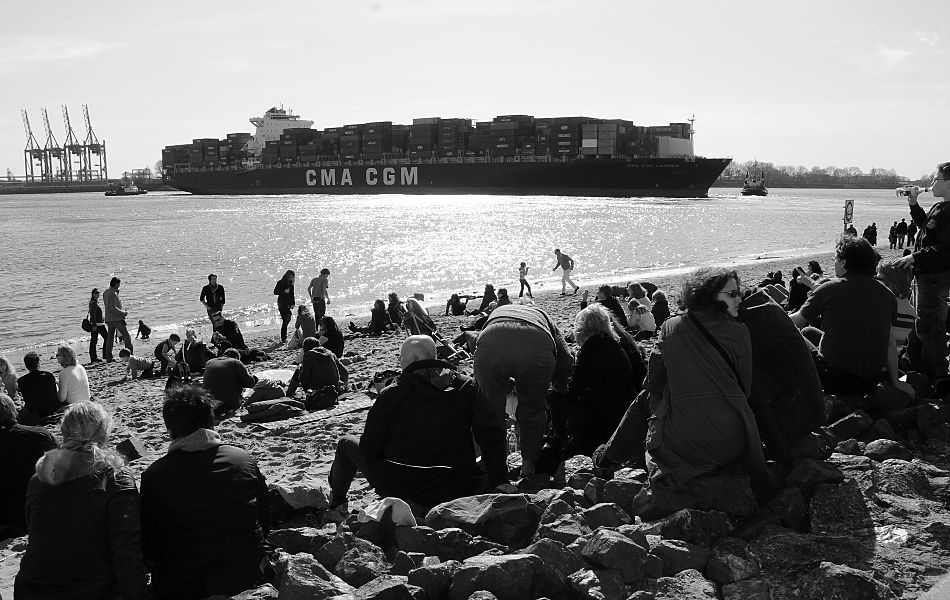 011_26013 Bilder von Hamburg, Fotos der Hansestadt Hamburg :: es ist schon lange Kult geworden, bei den ersten Sonnenstrahlen an der Strandperle am Elbufer zu sitzen und die Schiffe auf dem Fluss zu beobachten - an lauen Sommerabenden sitzen die Hamburgerinnen und Hamburger dicht gedrngt im Elbsand und auf den Steinen, trinken ihr Bier und geniessen die Aussicht auf den Hamburger Hafen.  www.fotograf-hamburg.de