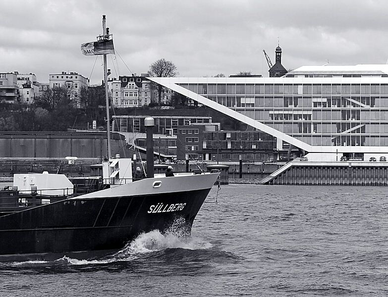 011_26016 |  das 1994 gebaute Tankschiff Sllberg hat eine Lnge von 90m und eine Breite von 12,50 - der Tanker hat eine von 3100 dwt ( dead wight tons ) und fhrt unter der Flagge von Gibraltar. Im Hintergrund moderne Hamburger Architektur am Elbufer, das Dockland. Das schiffshnliche Brogebude bei Hamburg Neumhlen wurde Anfang 2006 eingeweiht, der Entwurf fr die preisgekrnte Architektur kommt aus dem Bro Bothe, Richter, Teherani.  ber dem Hausdach ist der Turm der 1738 erbauten Christianskirche in Hamburg Altona / Ottensen zu sehen. www.fotograf-hamburg.de