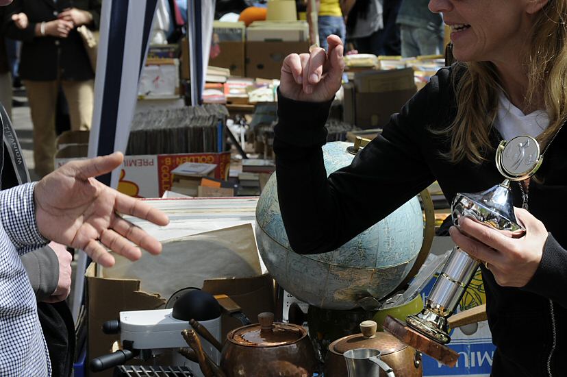 011_26022 |  Ein beliebter Bestandteil vom Fest auf der Osterstrasse ist der gut besuchte Flohmarkt, der zumeist von Anwohnern genutzt wird, um Kleidung, Trdel und andere Gegenstnde zu verkaufen - um den Preis zu feilschen gehrt zu einem guten Handel auf dem Trdelmarkt.  www.christoph-bellin.de