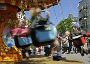 011_26023 |  EAuch die Kinder haben ihren Spass auf dem Osterstrassenfest im Hamburger Stadtteil Eimsbttel. Ein bunt bemaltes Kettenkarussell wurde aufgestellt und die Kinder geniessen die Fahrt im Sonnenschein der Hambuger Frhlingsonne.  www.christoph-bellin.de