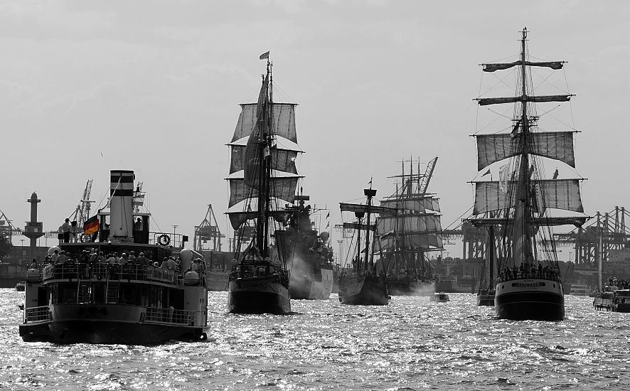 011_26024 |  Fotos und Bilder der Schiffsparade historischer Boote beim 819. Hamburger Hafengeburtstag am 9. - 12. Mai, Pfingsten 2008- mehr als 250 Schiffe besuchten den Hafen von Hamburg anlsslich des grssten Hafenfests der Welt. Rechts der Dreimastpassagiersegler Thalassa, links der historische Eisbrecher Stettin (?), rechts davon die Barkentine Atlantis. Die Einlaufparade und die Auslaufparade der grossen und kleinen Schiffe auf der Elbe und im Hafen Hamburg sind die grsste Attraktion der Riesen-Party anlsslich des Geburtstags vom Hamburger Hafen.  www.christoph-bellin.de 