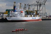 011_26029 | Ein Ruderboot, Vierer mit Steuermann, fhrt durch ein Hafenbecken im Hamburger Hafen - am gegenber liegenden Kai hat das Frachtschiff Everest Bay aus Monrovia fest gemacht. www.christoph-bellin.de