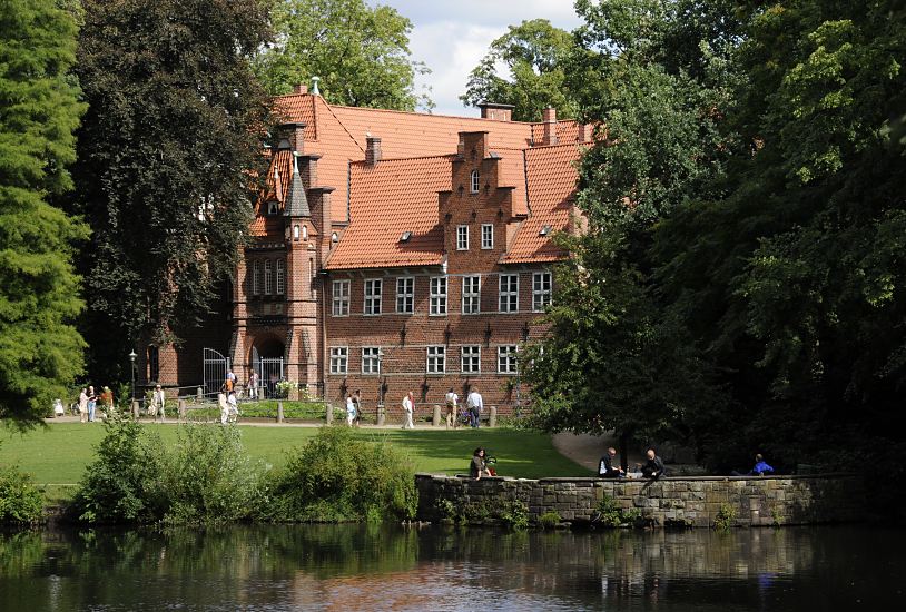 94-21461 |Bilder aus aus den Hamburger Stadtteilen - Bergedorf. Die Ursprnge vom Bergedorfer Schloss wurde um 1220 angelegt, der jetzige Bau ab dem 15. Jh. entwickelt und seitdem mehrfach verndert. Die Anlage steht seit 1926 unter Denkmalschutz. Ab 1953 beinhaltet das historische Gebude das Museum fr Bergedorf und die Vierlande. Im Vordergrund sitzen vor dem Schloss Menschen am kleinen See, der durch die aufgestaute Bille entstanden ist - Touristen gehen in der Sonne im Schlosspark spazieren. www.fotograf- hamburg.de