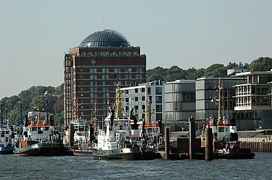 011_25816 | Schlepperhafen in Hamburg Neumhlen; im Hintergrund das ehemalige Khlhaus, das zu einer Seniorenresidenz, das Augustinum umgebaut wurde.