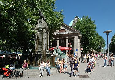 011_25819 | Mnckebergstrasse, die zentrale Einkaufsstrasse in der Hamburger Innenstadt; am Mnckebrunnen sitzen Passanten in der Sonne und essen Eis.