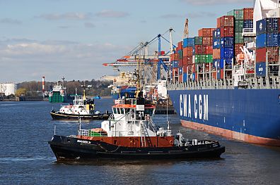 011_25917 | zwei Schlepper ziehen das Containerschiff vom Ladekai.