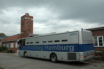 011_25958 | Eingang der Justizvollzugsanstalt Glasmoor; das Gefngnis  wurde 1928 fertig gestellt; den Entwurf fr die Gefngnisanlage lieferte der Hamburger Oberbaudirektor Fritz Schumacher. Ein Bus vom Strafvollzug Hamburg steht vor dem Eingang, um Gefangene abzuholen. 