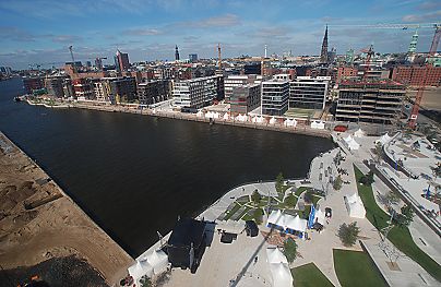 011_25978 | Blick ber den Grasbrookhafen; die  Marco Polo Terrassen unten rechts, der Dalmannkai in Bildmitte ist mit moderner Architektur bebaut und der Hbenerkai lks. wird fr die Bebauung vorbereitet. 