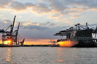 Sonnenuntergang im Hamburger Hafen - Containerschiff am HHLA Terminal Burchardkai.